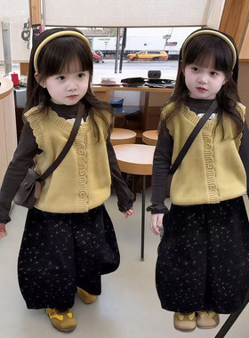 女宝宝春秋季套装2026新款儿童韩版洋气针织马甲打底衫碎花裤子