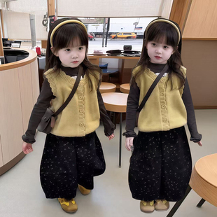 女宝宝春秋季套装2026新款儿童韩版洋气针织马甲打底衫碎花裤子