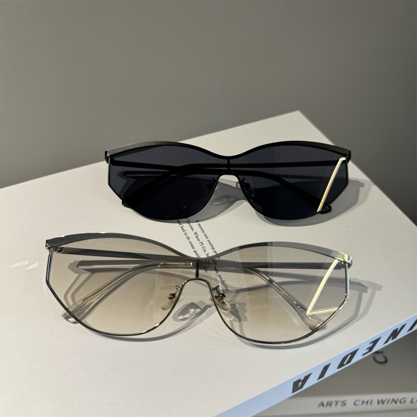 2025新早春款金属边框猫眼墨镜女气质银连体不规则大框太阳眼镜男