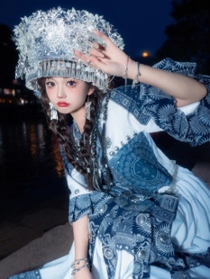 新款苗疆少女服饰旅拍摄影苗族土家族蜡染服装爆款民族风演出服装