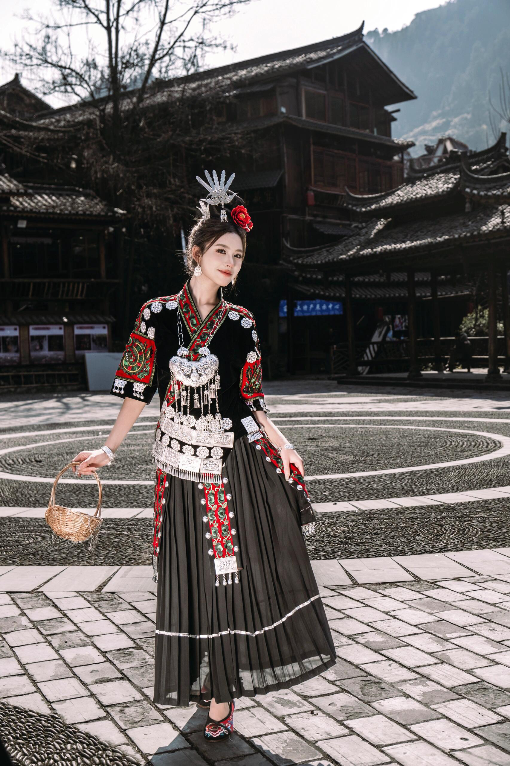 传统苗族服装女短款土家族少数民族风苗疆少女旅拍演出舞台服装新