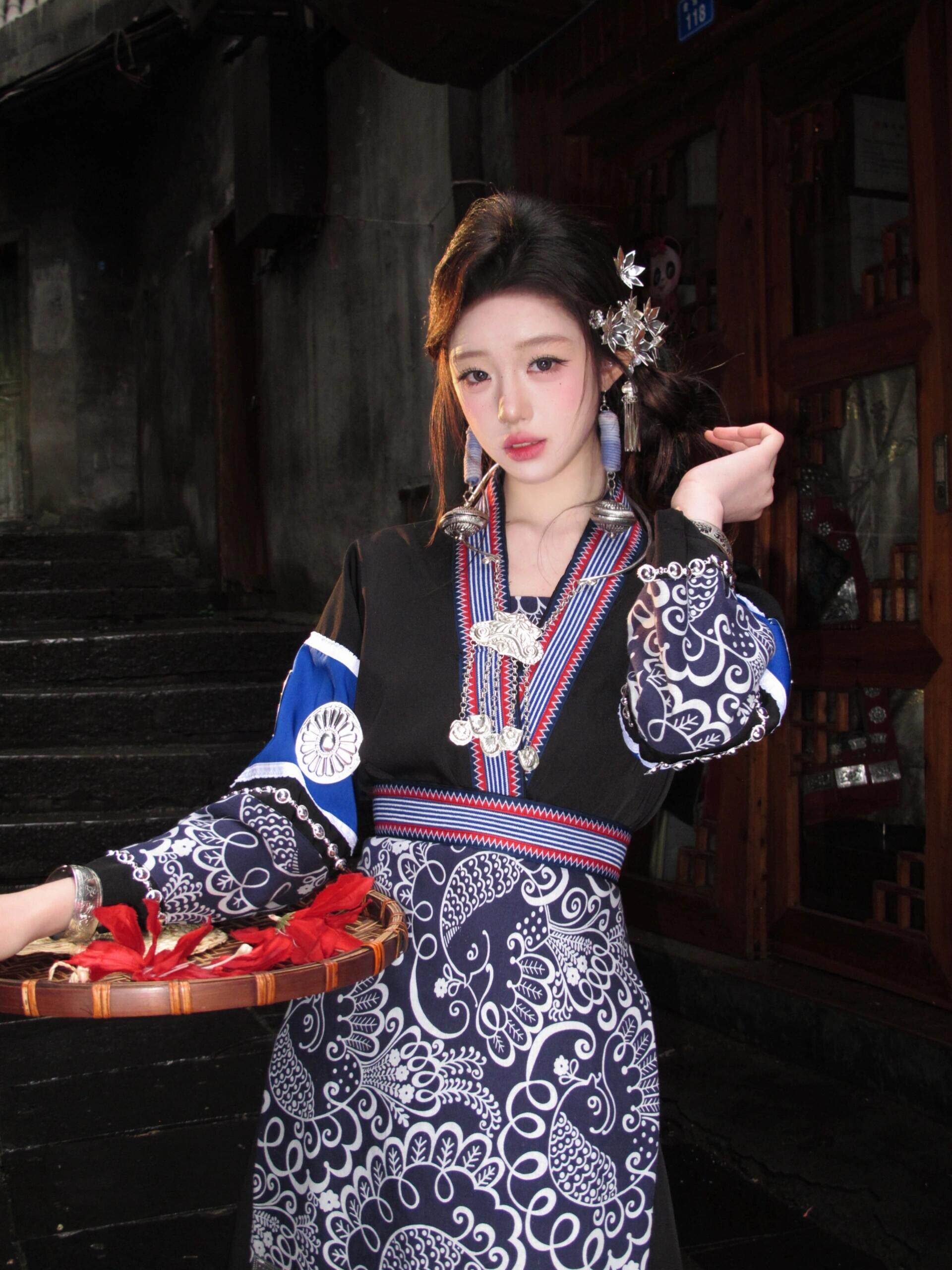 新款苗族服装女蜡染少数民族风苗寨少女套装侗族摄影旅拍写真服饰