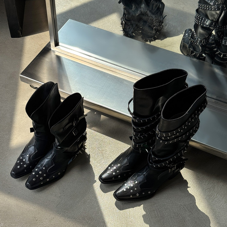 2025新款褶皱西部牛仔靴女尖头V口显瘦粗跟短靴铆钉马丁靴骑士靴