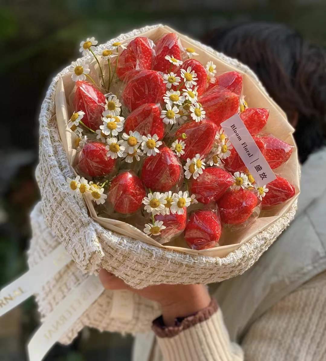 深圳网红小香风草莓成品水果花束