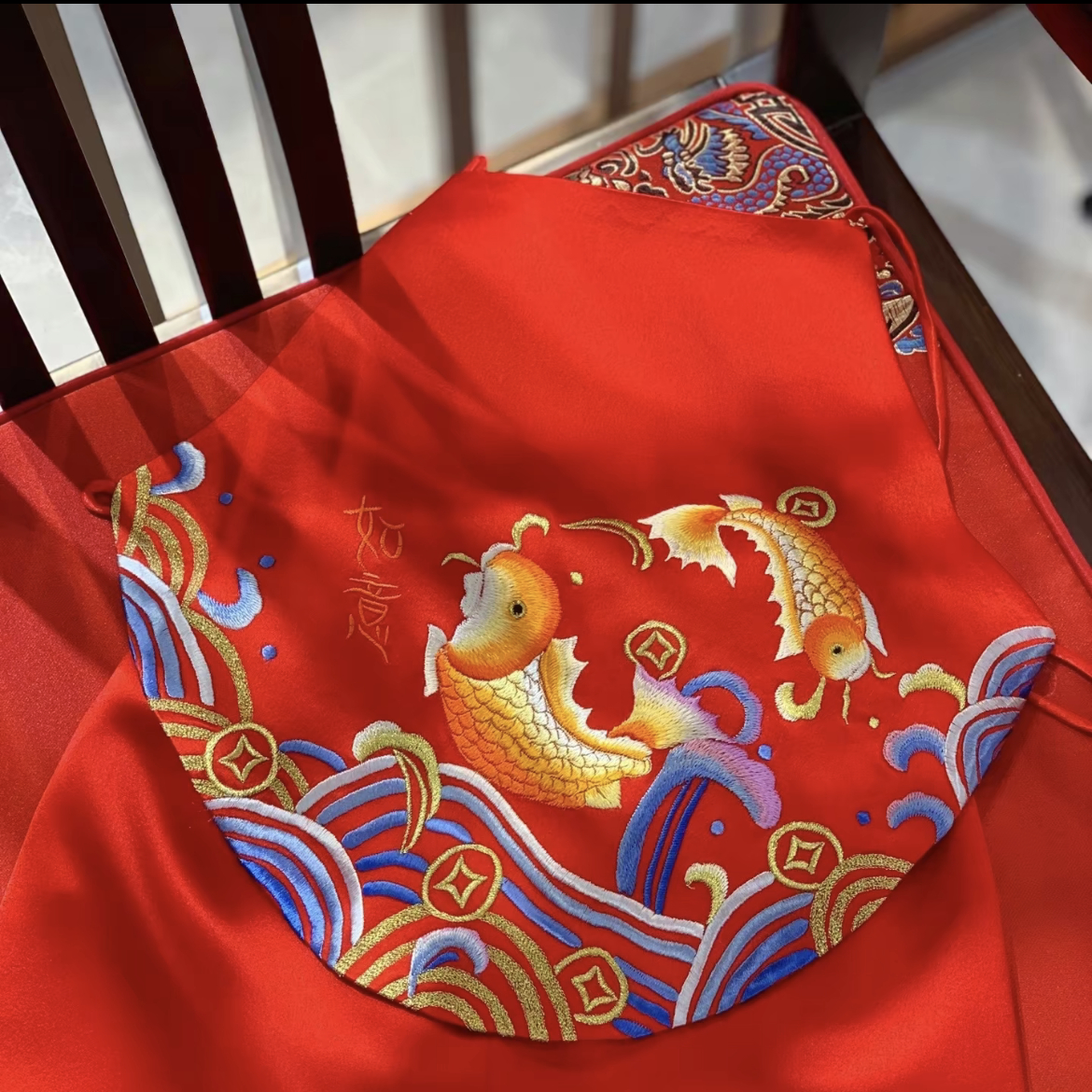 新款中式寶寶全刺繡肚兜套裝禮盒