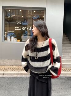 HELLO OBT韩系慵懒风斜肩条纹针织衫女秋季新款马海毛软糯毛衣潮