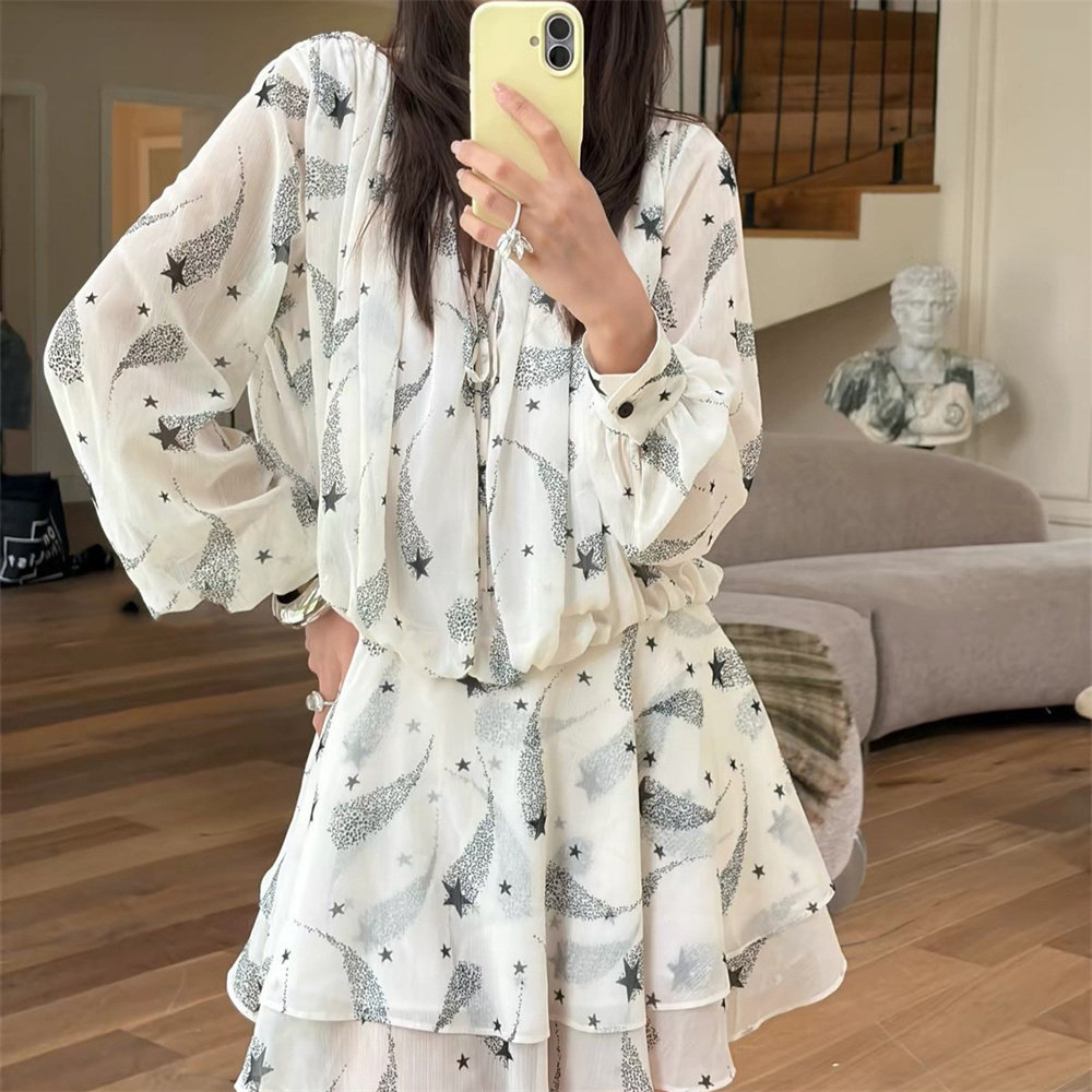 【现】2026夏季新款小众纯色星星印花V领抽绳收腰灯笼袖连衣裙女