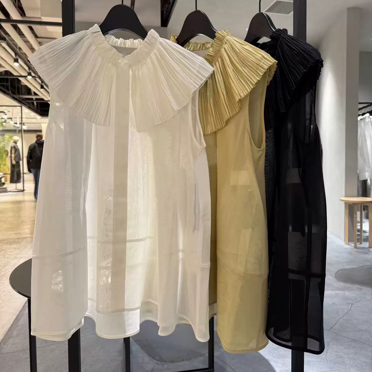 纯色荷叶边圆领无袖衬衫女