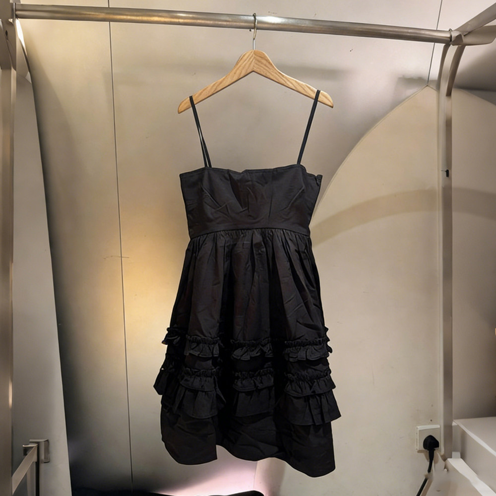 2026早春新款小众黑色性感无袖抹胸连衣裙层叠荷叶边中长裙女