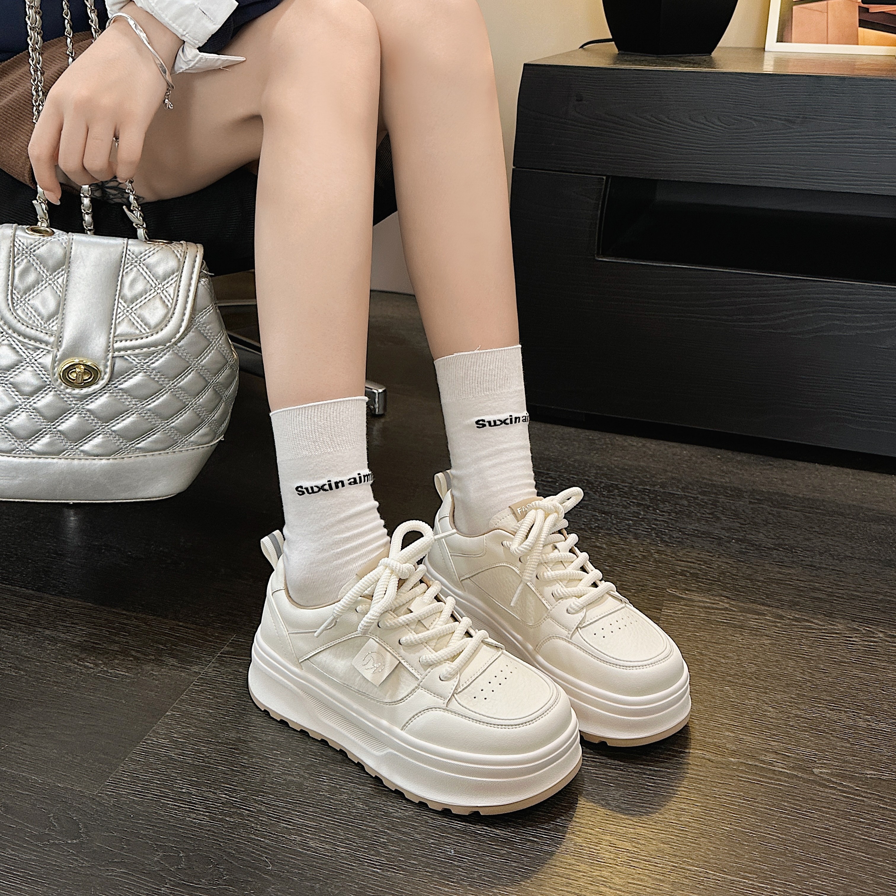 倩儿雅2025秋新款欧货真皮小白鞋女轻便厚底百搭休闲运动板鞋5560