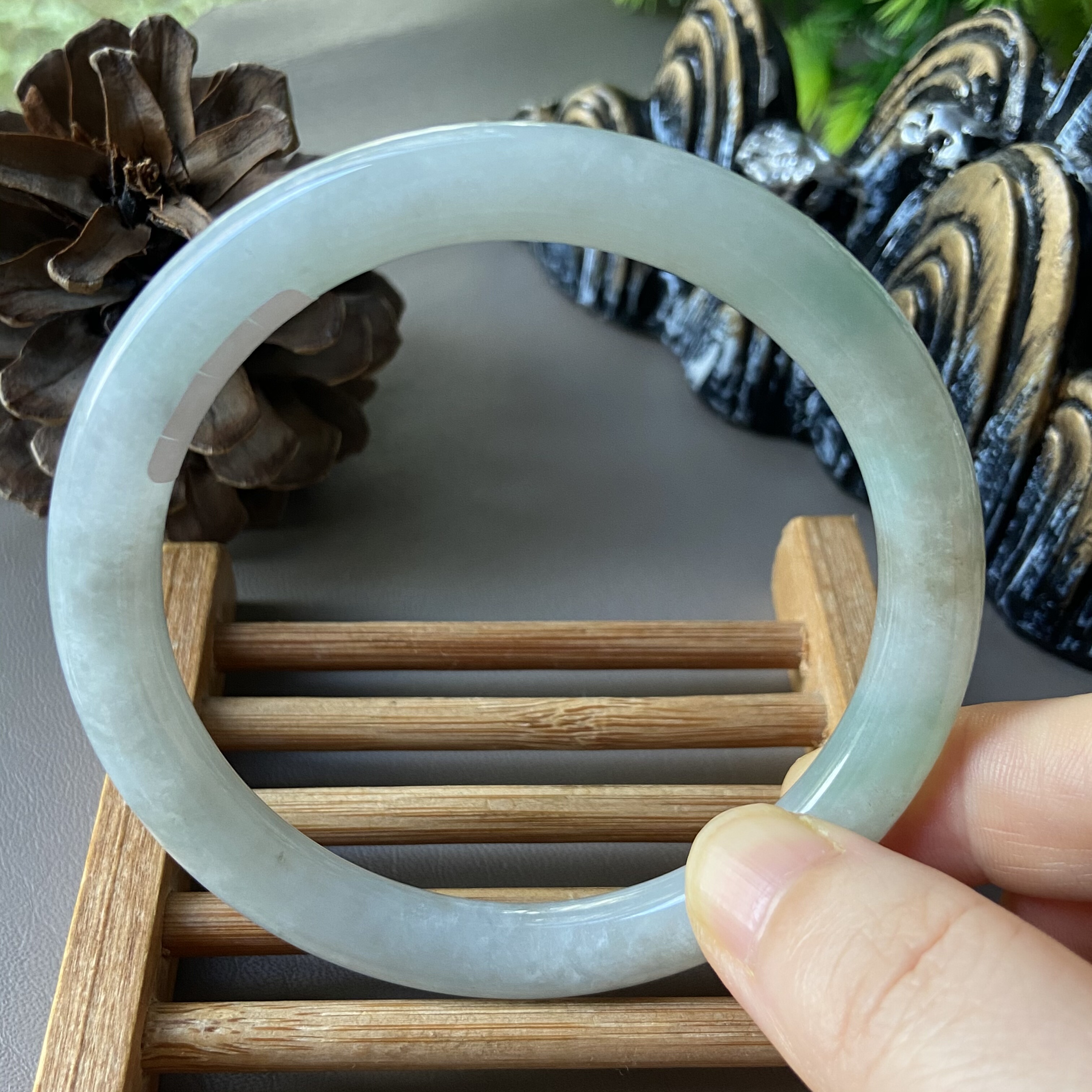 天然缅甸翡翠手镯61冰糯种圆条满浅绿玉镯子62老坑a货0689带证书