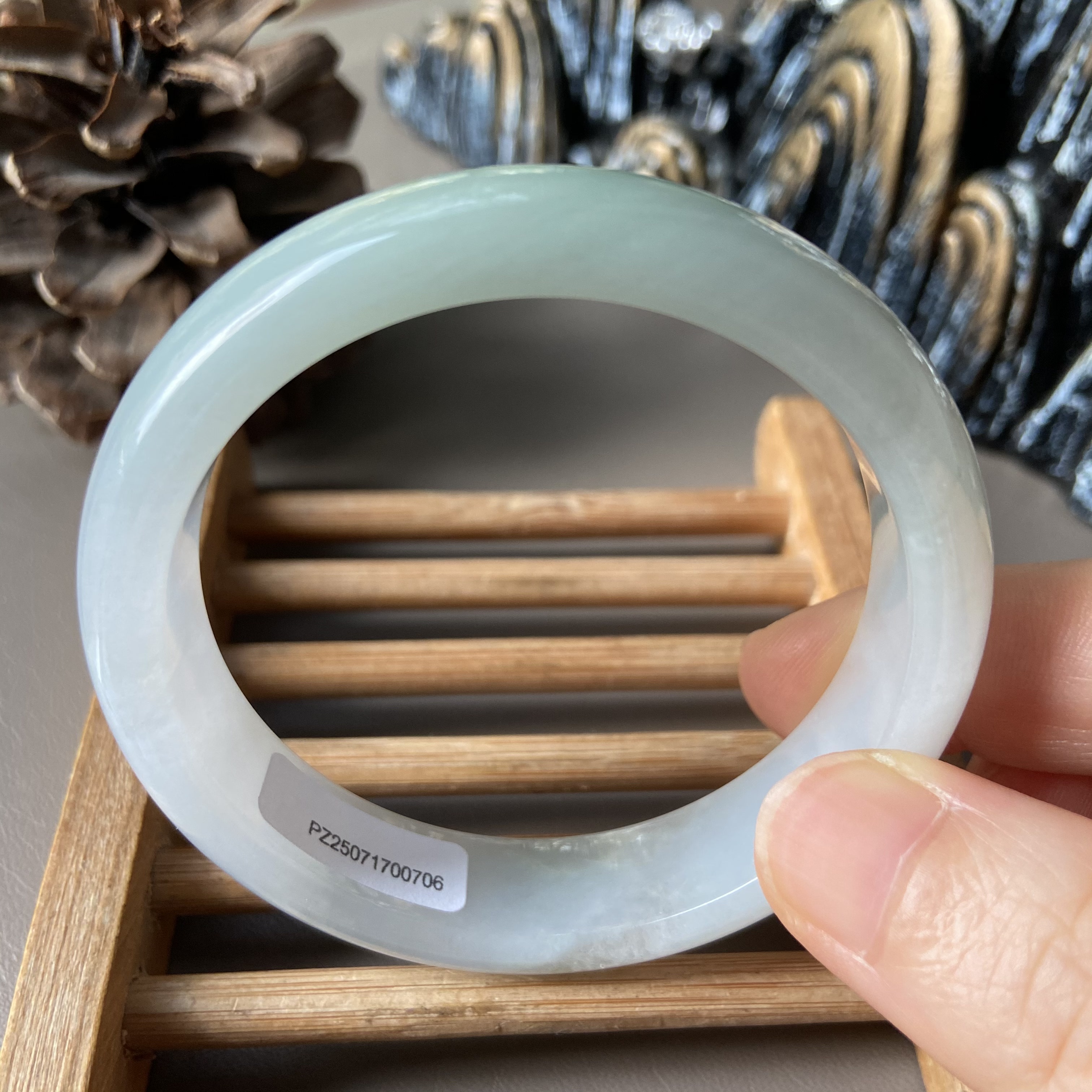 天然缅甸翡翠手镯52冰糯种浅绿色玉镯子53老坑a货0706带证书