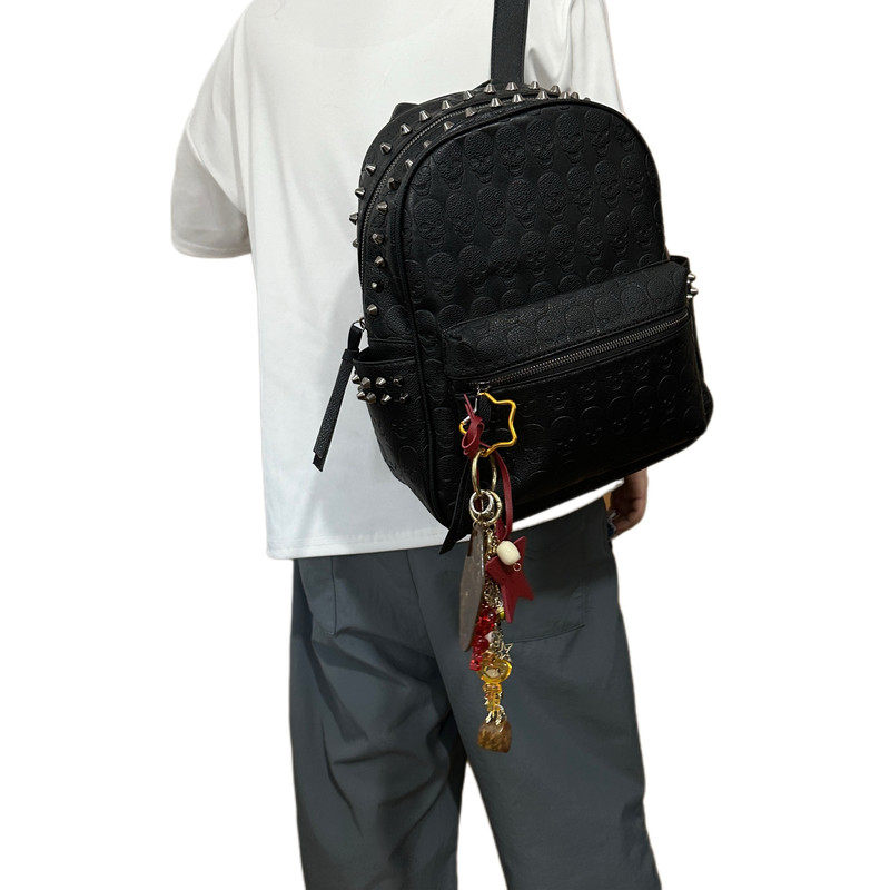辣妹重工铆钉软皮骷髅头压纹容量大欧美风名星同款女休闲双肩背包