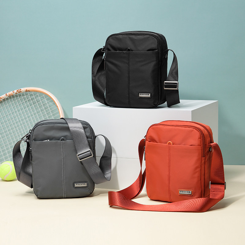 火狐斜挎包女新款牛津布户外旅行女包轻便防水女式竖版小帆布包冬