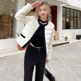 YIJIANGLAN 小香风撞色圆领排骨羽绒服女短款轻薄外套白色8D6208