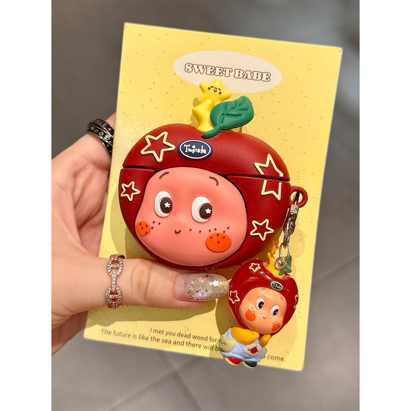 可爱红色苹果头套星星人公仔挂件适用airpodspro2保护套4代airpods3耳机套二代苹果airpodspro蓝牙耳机保护壳