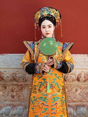 亲子女童新款旅拍服装皇旗服满族宫廷清朝格格服学生服黄格太摄影