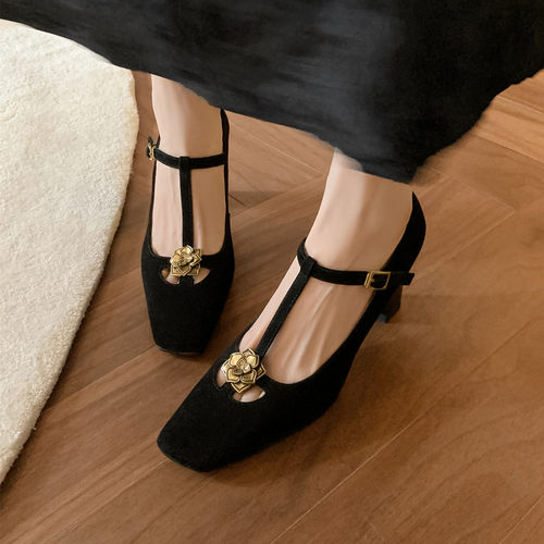 高跟方头金属扣黑色单鞋