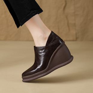 25春新款真皮厚底尖头英伦风小皮鞋女高跟防水台黑色坡跟懒人单鞋