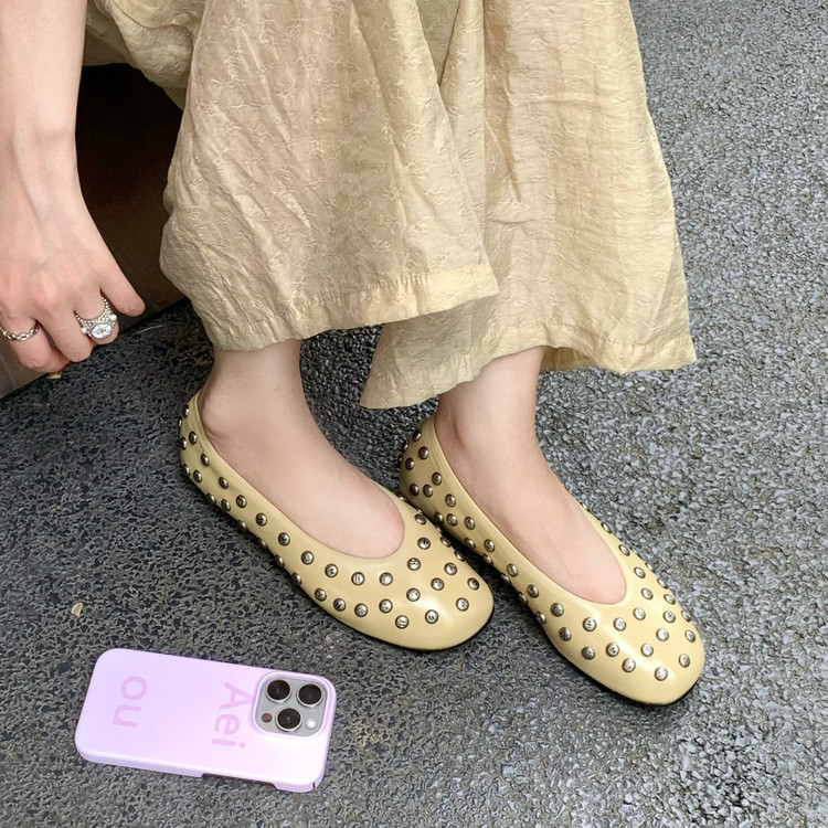 香港复古设计感真皮铆钉百搭浅口单鞋女新款平底通勤舒适芭蕾舞鞋