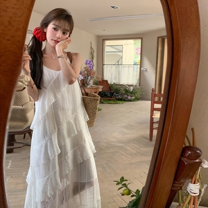 白色荷叶边拼接吊带连衣裙女夏季2025新款独特绝美度假风初恋长裙图片