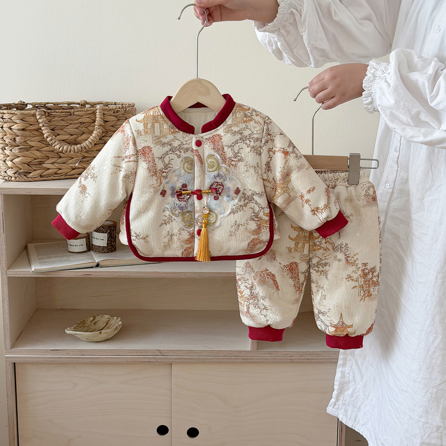 婴儿汉服冬装男女宝宝百天周岁礼服新中式国风唐装山水画加厚套装