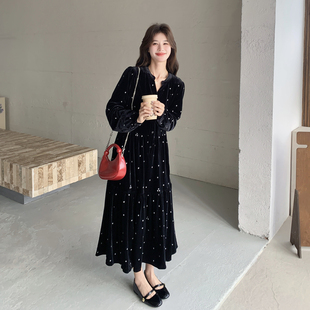 金丝绒刺绣黑色连衣裙女2026年春秋季新款法式高级感V领长袖裙子