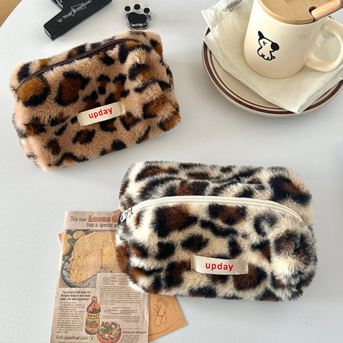 原创小众不撞款毛绒笔袋大容量学生韩系高颜值可爱豹纹文具袋女生