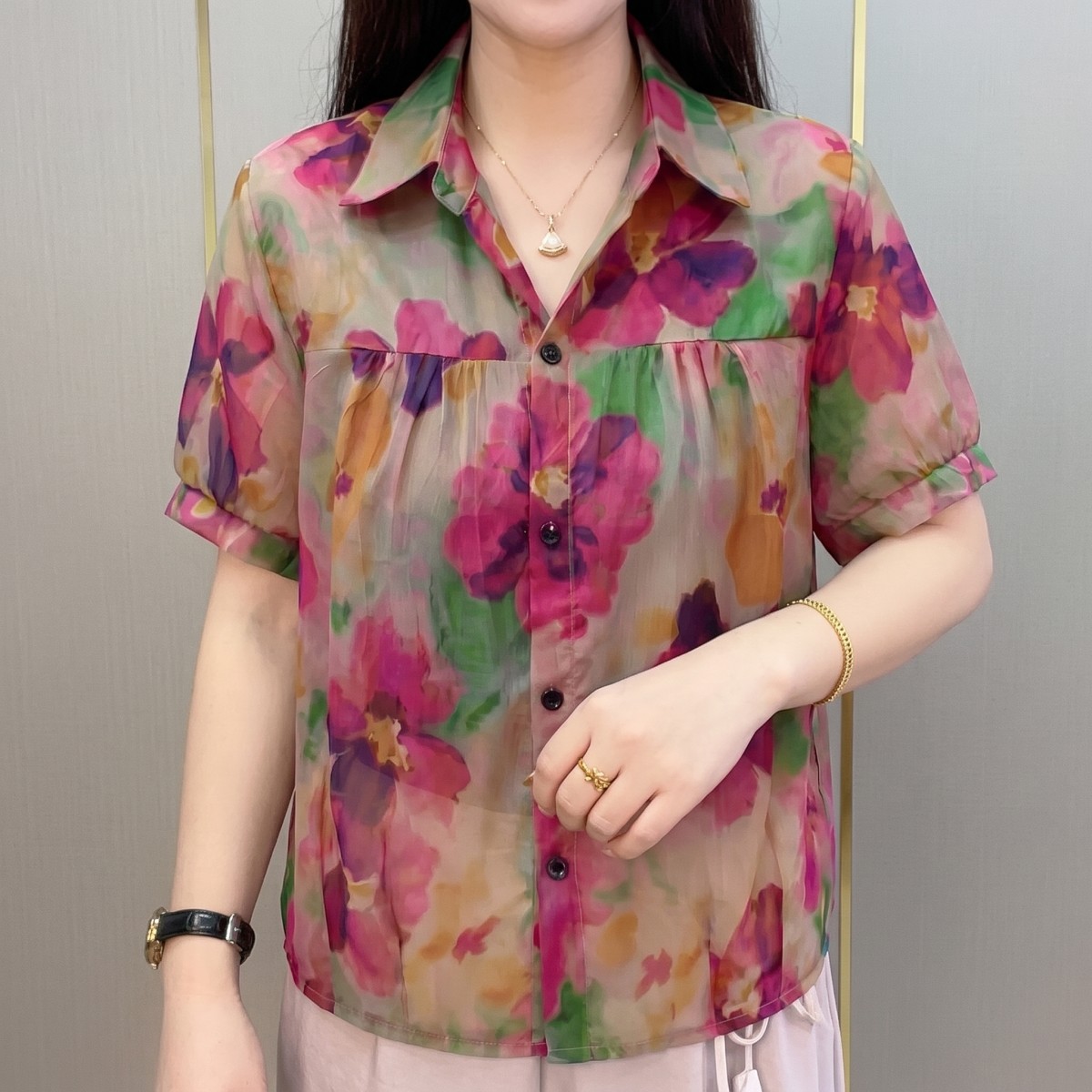 民族风高档花色薄款妈妈衬衫图片