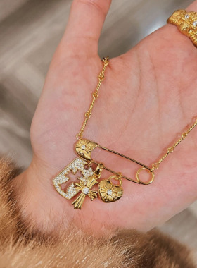 轻奢巨划算甜酷风十字架方牌爱心别针项链镶钻小众个性时尚锁骨链