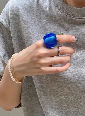 新款日本东京贵牌电光蓝色红色透明果冻感树脂戒指宝石大切面方形