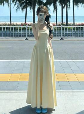 黄色吊带连衣裙女2026新款春海边度假多巴胺穿搭修身掐腰无袖长裙