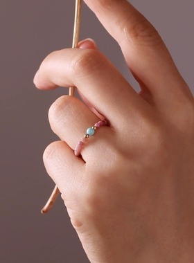 招桃花红纹石戒指女粉色水晶绿松石叠戴风极细小众独特的自律串珠