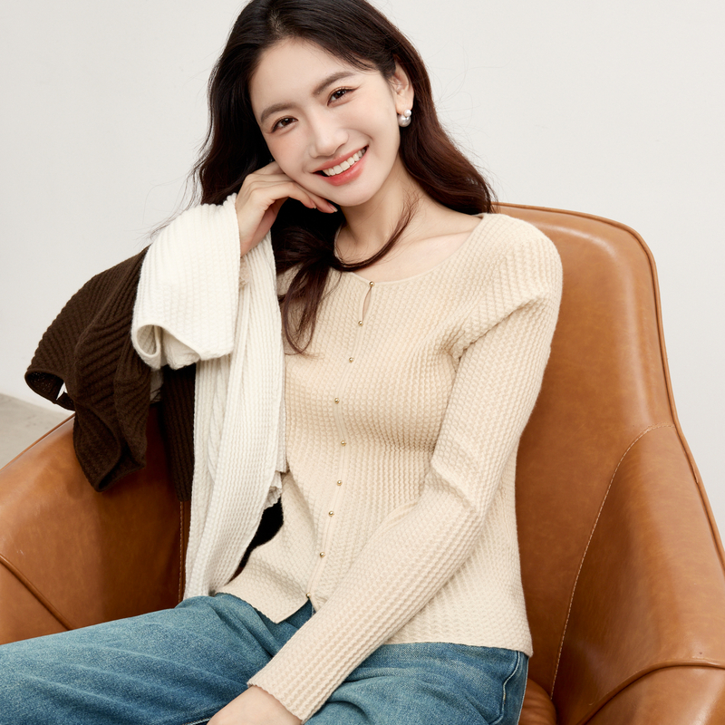 伊芙丽圆领气质设计感单排扣羊绒套头打底衫上衣女2024秋季新款