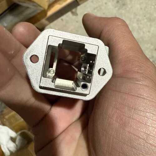 全新DDK接头DK-3RSA04B-S有两箱，一箱60个，打--议价商品