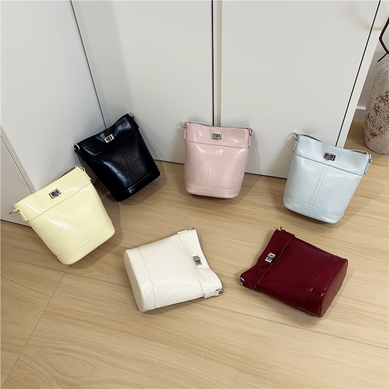 小脏柜 高级感油蜡亮面菜篮子斜挎包简约锁扣单肩包时尚女子母包