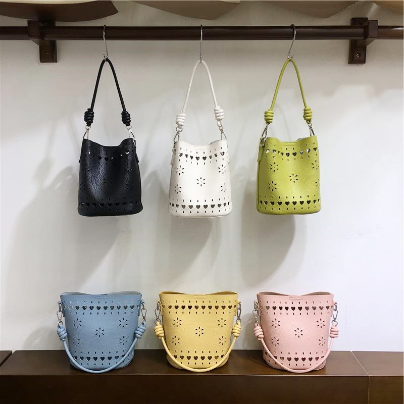 小脏柜 韩国小众ins夏季旅游镂空雕花设计感手提水桶包时尚斜挎包