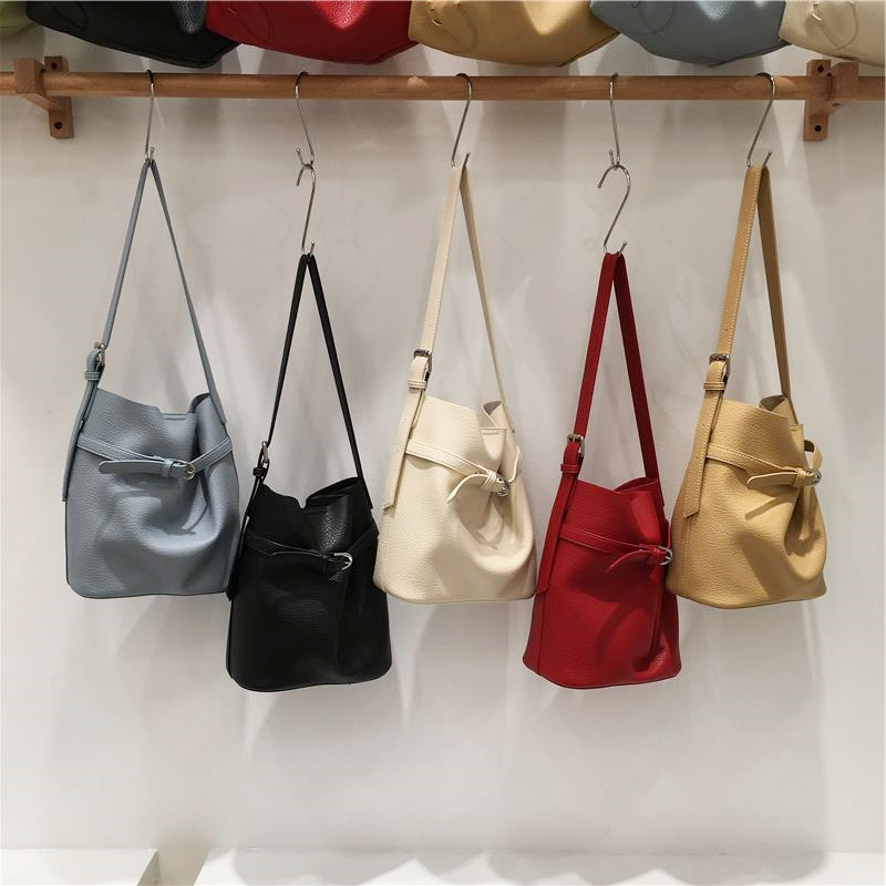 小脏柜 水桶包软皮2026新款通勤百搭皮带扣高级感单肩斜挎子母包