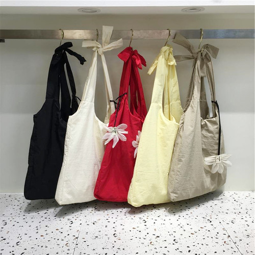 小脏柜 韩系小众绑结设计配小花挂件尼龙包休闲慵懒风单肩托特包