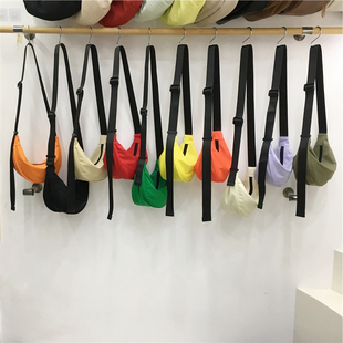 小脏柜 防水尼龙布料简约饺子包户外斜挎包运动风百搭休闲斜挎包