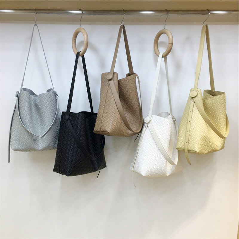 小脏柜 自制小众设计时尚软编织压纹大容量水桶包单肩斜挎子母包