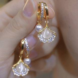 2024年新款潮猫眼石银杏叶耳扣时尚气质百搭耳环精致小众珍珠耳饰