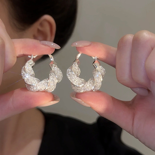 银色麻花水晶耳环圈圈耳饰女小众设计轻奢高级感耳圈2024新款爆款