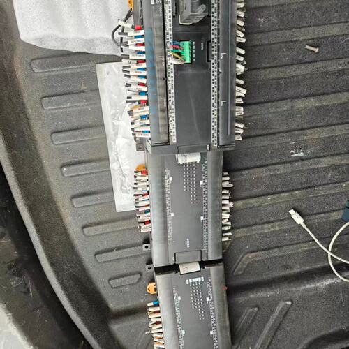 欧姆龙PLC一套，主机CP1L-M60DR-A，扩展模块CP