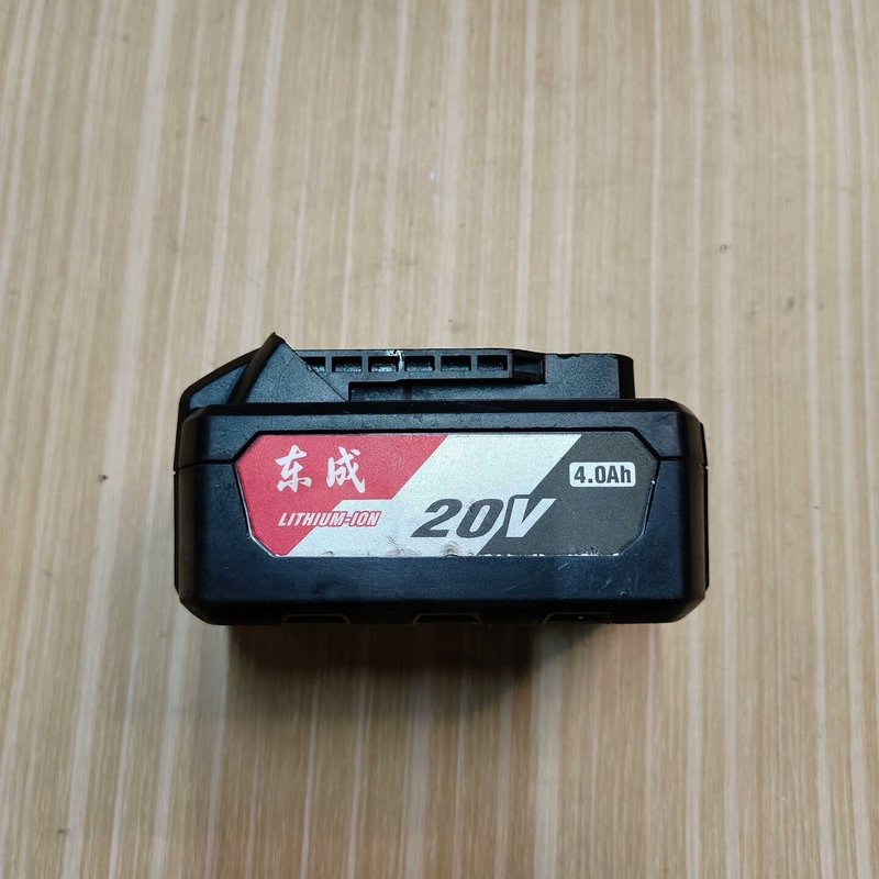 议价东成20V锂电池,4.0Ah大容量,黑色机身,外观有轻使用维修