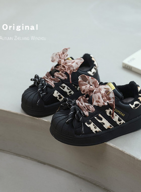 2025年冬新款儿童加绒贝壳头黑色板鞋加棉百搭休闲女童豹纹运动鞋