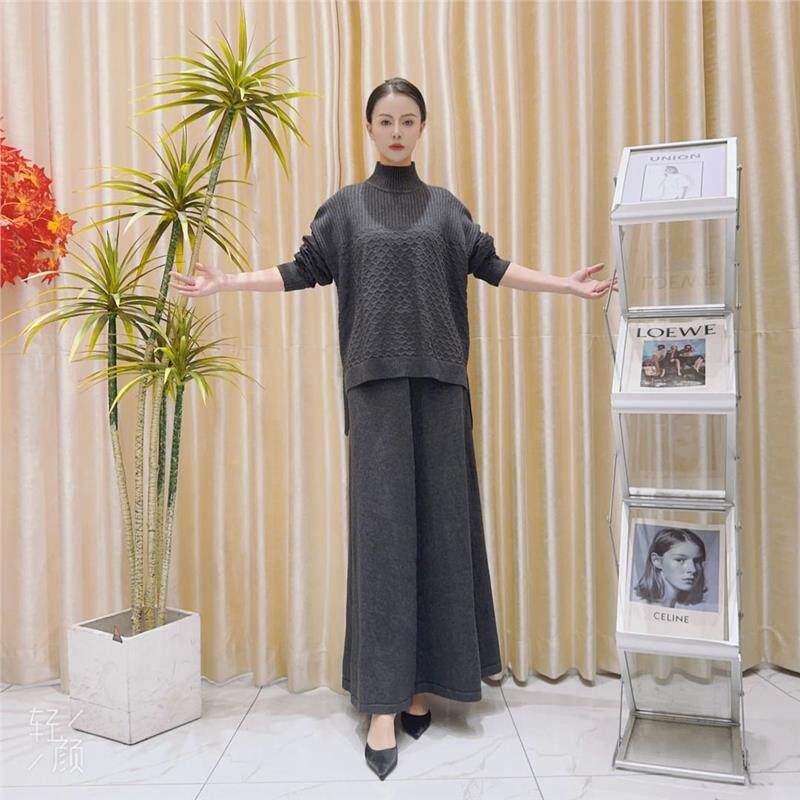 玥玥羊A204灰色立体提花设计师款秋冬长款轻奢休闲针织毛衣两件套