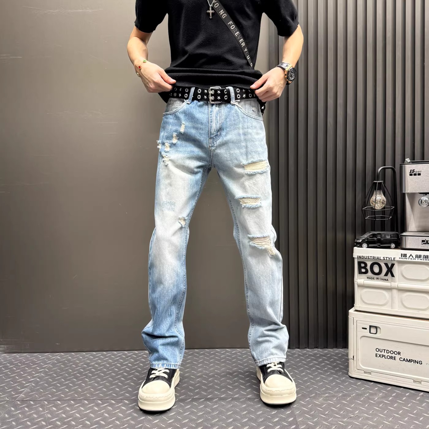男士修身浅蓝破洞微喇牛仔裤