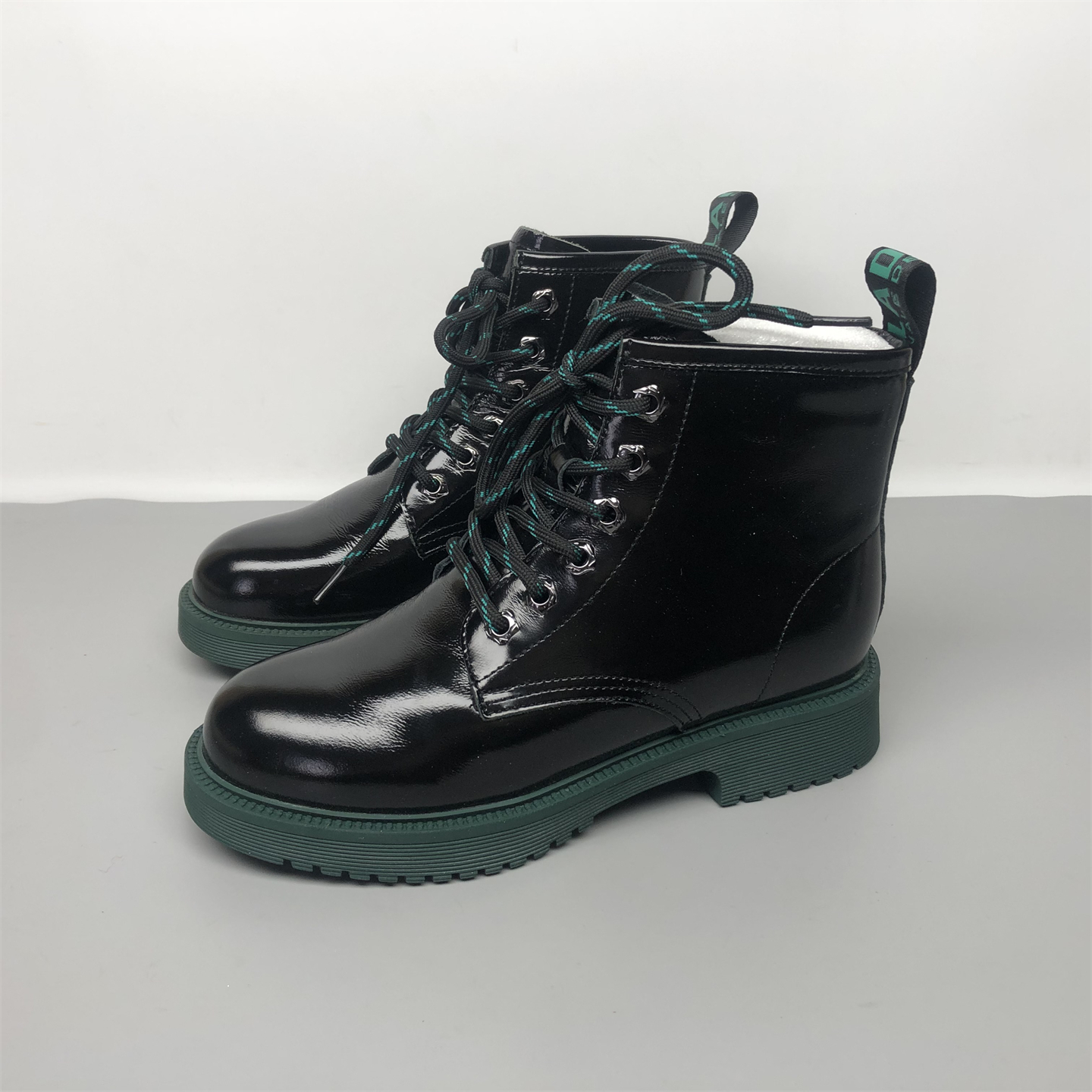 34码真皮加绒女马丁靴撤柜特价