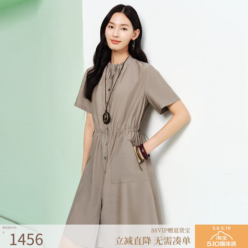 FS时尚卡其色圆领单排扣橡筋收腰短袖连衣裙26春夏新款女装4527A